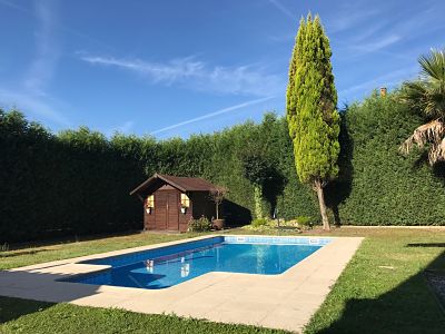 jardin con casa de aperos y piscina 